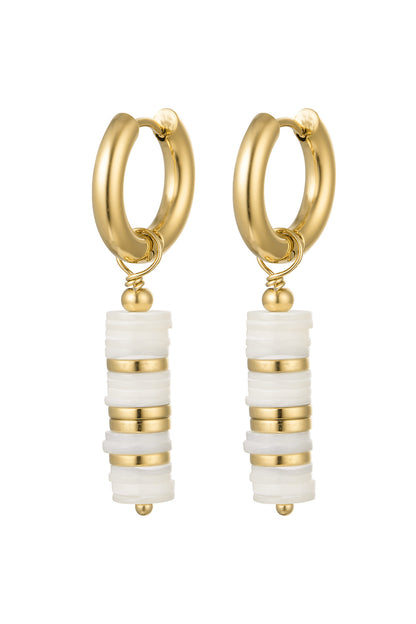 Goldfarbene Edelstahl Ohrringe mit flachen Perlen in eleganter Frontansicht.