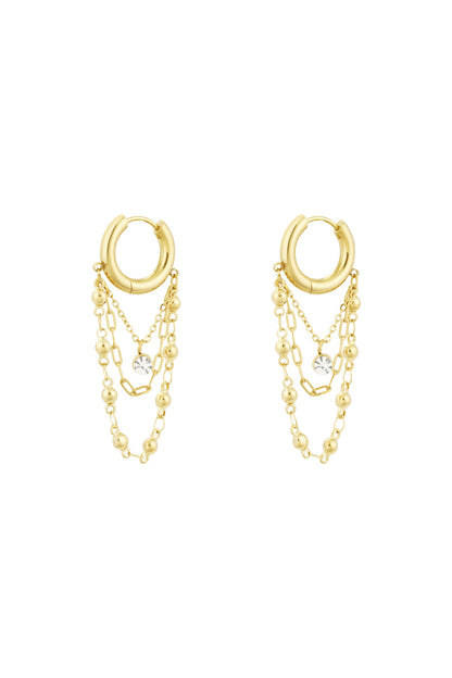 Goldfarbene Ohrringe mit feiner Kette für Damen in eleganter Frontansicht.