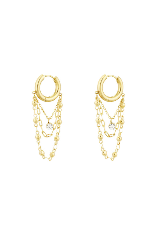 Goldfarbene Ohrringe mit feiner Kette für Damen in eleganter Frontansicht.