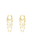 Goldfarbene Ohrringe mit feiner Kette für Damen in eleganter Frontansicht.