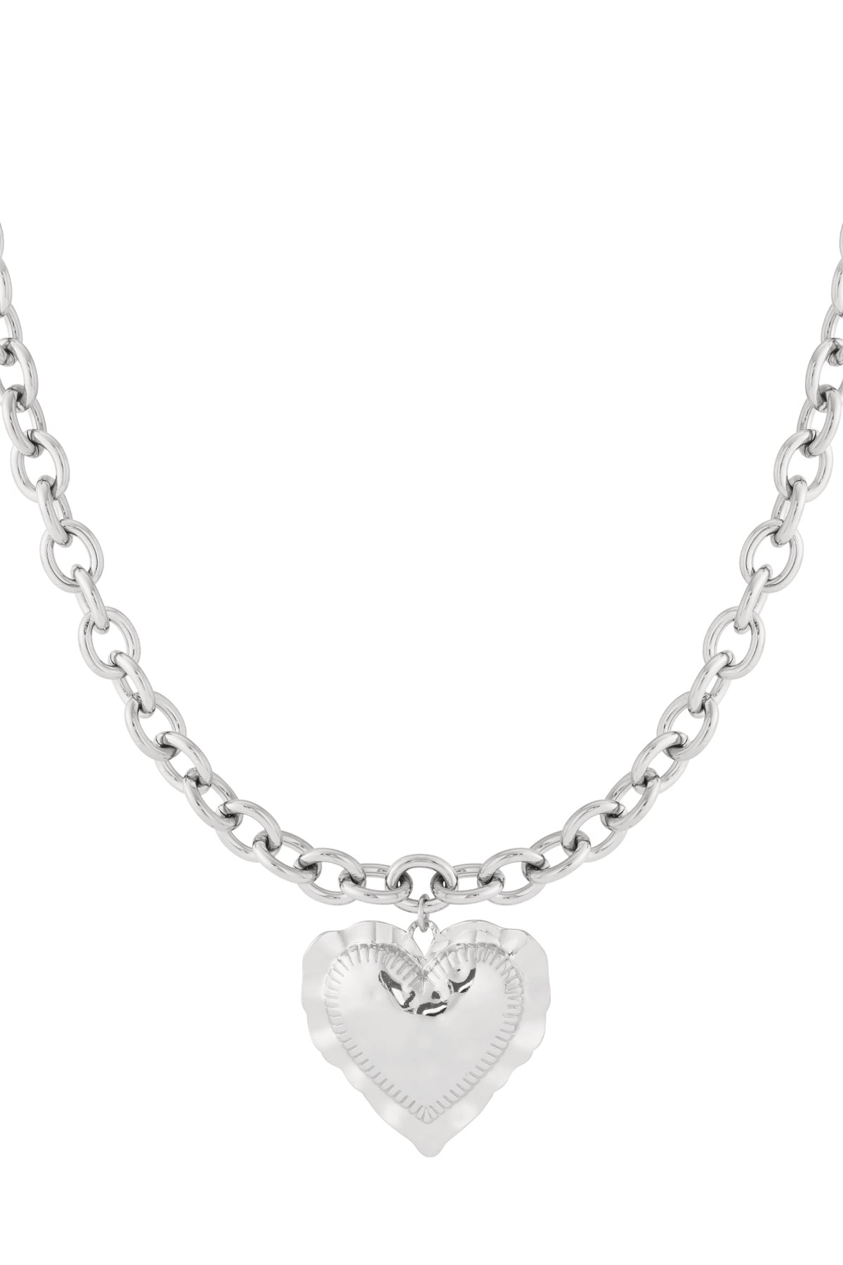 Nahaufnahme des Herzanhängers an einer eleganten Damen Halskette.