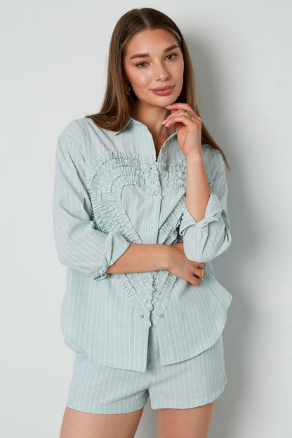 herz-muster-damenbluse-am-model