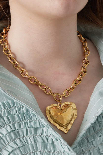 Detailansicht der Halskette mit Herzanhänger für Damen.