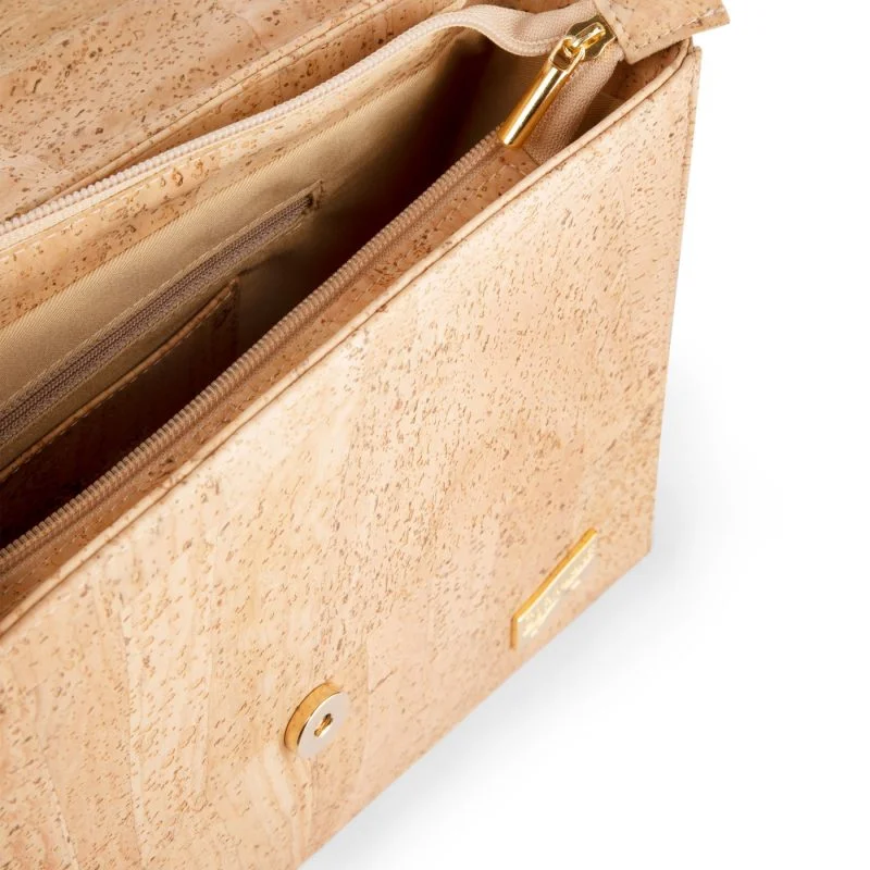Detailaufnahme der hochwertigen Verarbeitung der Jackie Schultertasche Beige