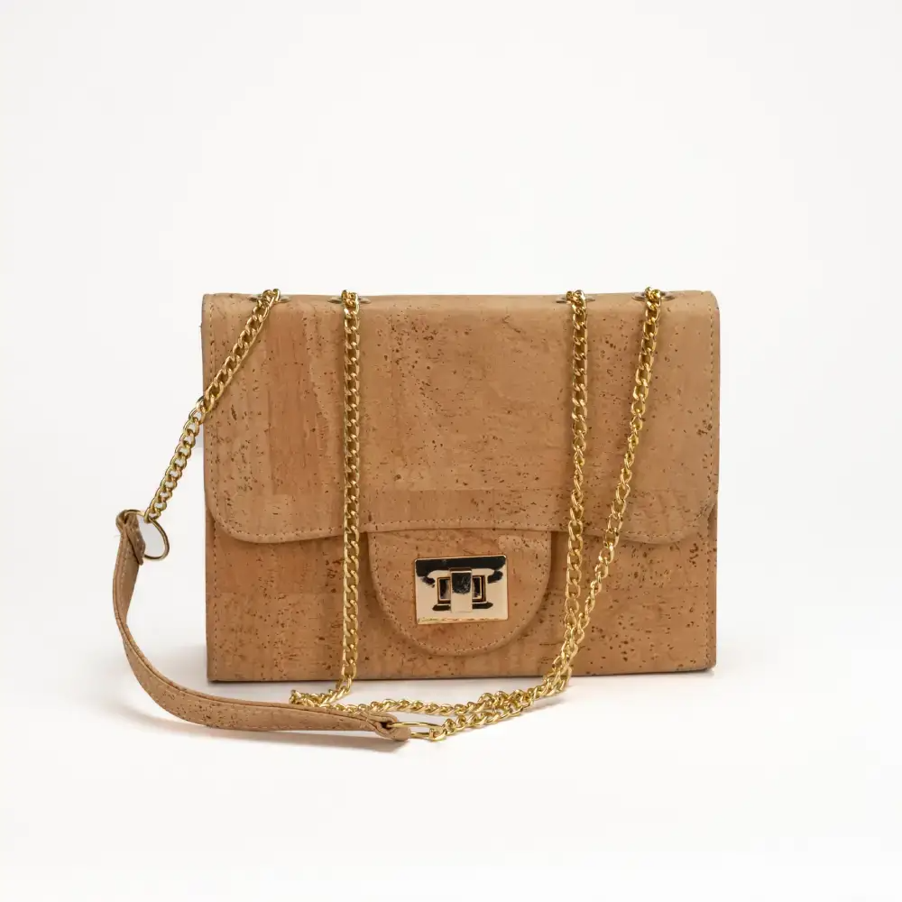 Kork Schultertasche in Tabak mit goldener Kette und elegantem Design