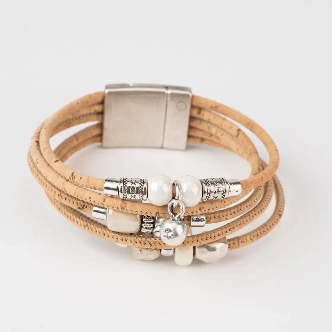 Nahaufnahme des grünen Keramik Elements im Kork Wickelarmband