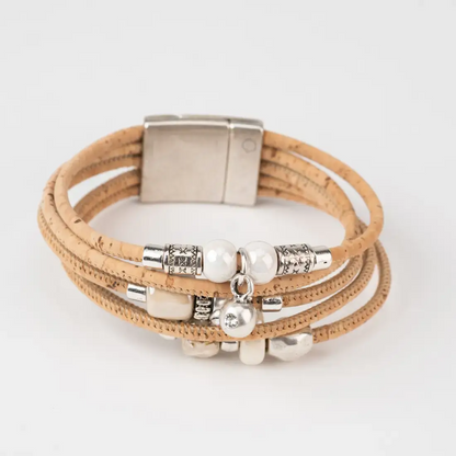 Nahaufnahme des grünen Keramik Elements im Kork Wickelarmband