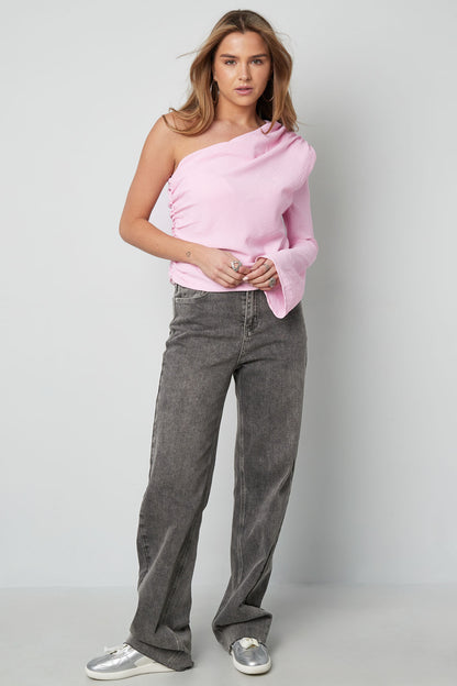 polyester-ein-schulter-oberteil-am-model-elegant