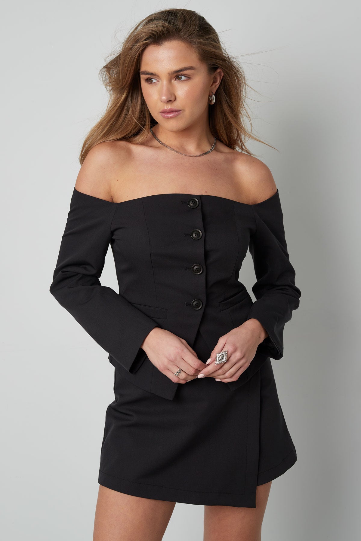 off-shoulder-langarm-top-mit-knopfleiste-vorderansicht
