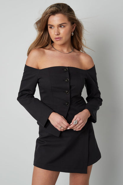 off-shoulder-langarm-top-mit-knopfleiste-vorderansicht