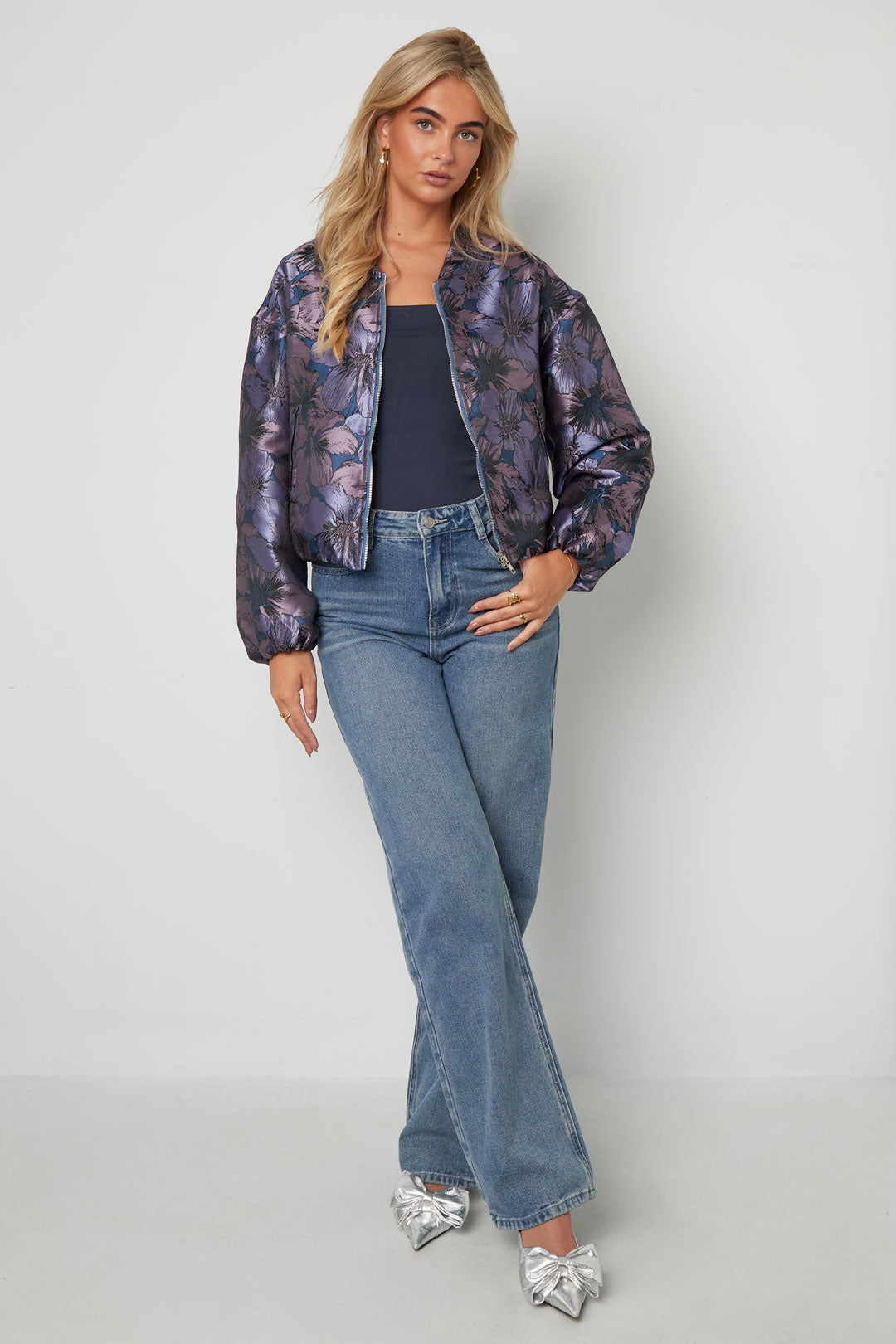 leichte-bomberjacke-damen-blumen-print-stil-modernes-design