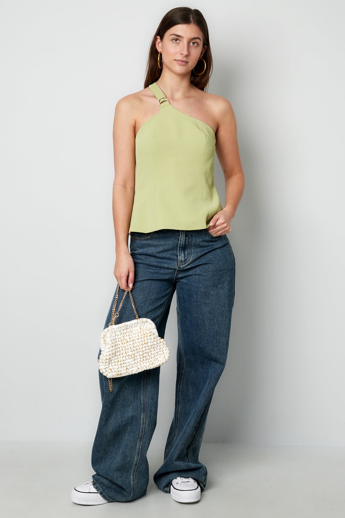 leichtes-damen-oberteil-one-shoulder-elegant-stil-fashion-look
