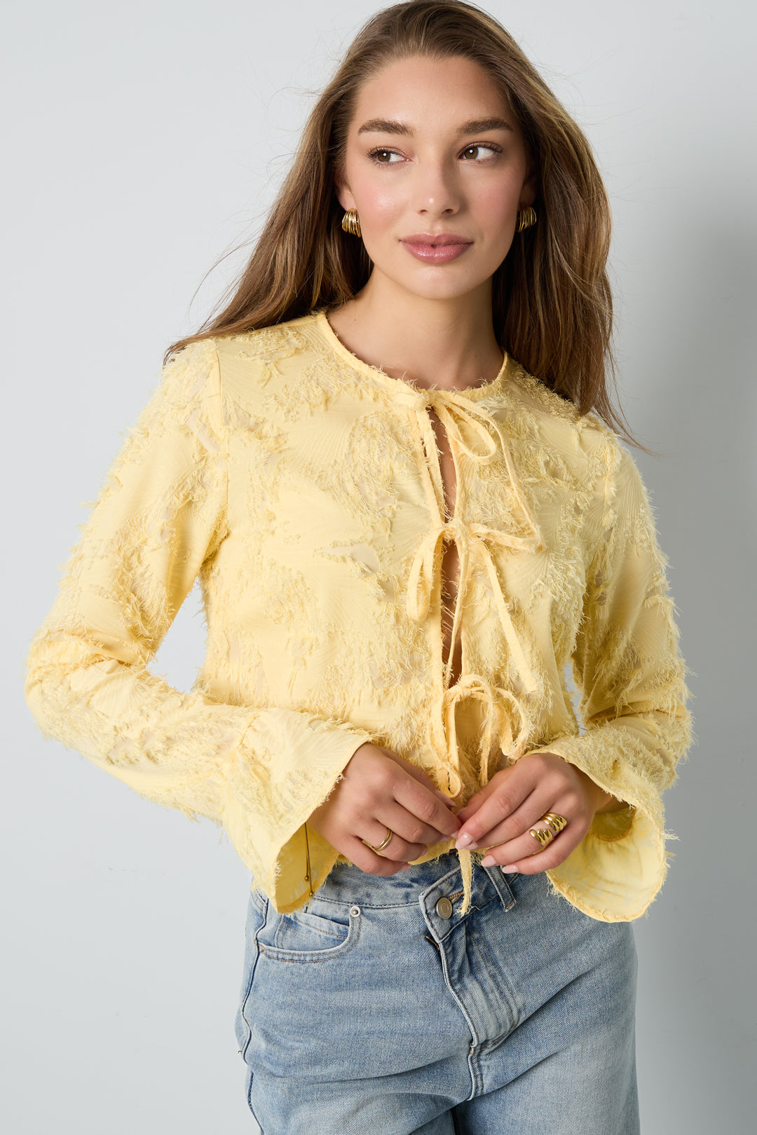 gewebte-polyesterfasern-damen-langarmshirt-close-up-materialstruktur