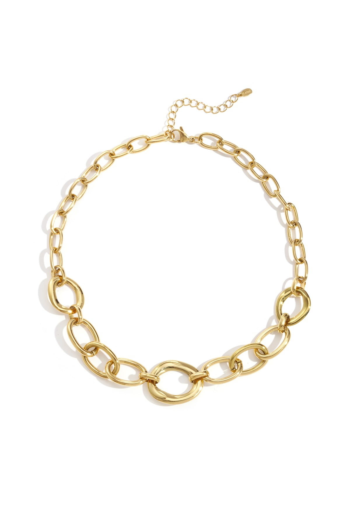Damen trägt minimalistische Edelstahl Halskette als modernes Layering-Accessoire