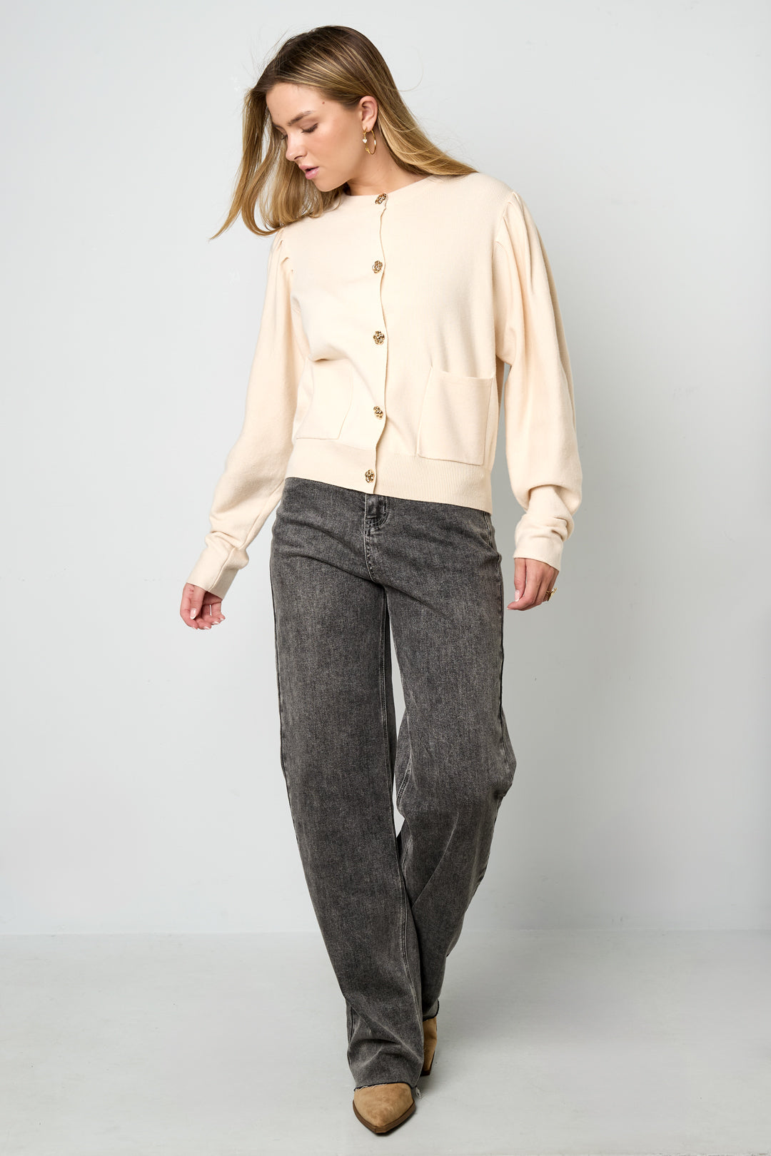 minimalistischer-viskose-cardigan-damen-alltag-mode-modern-style