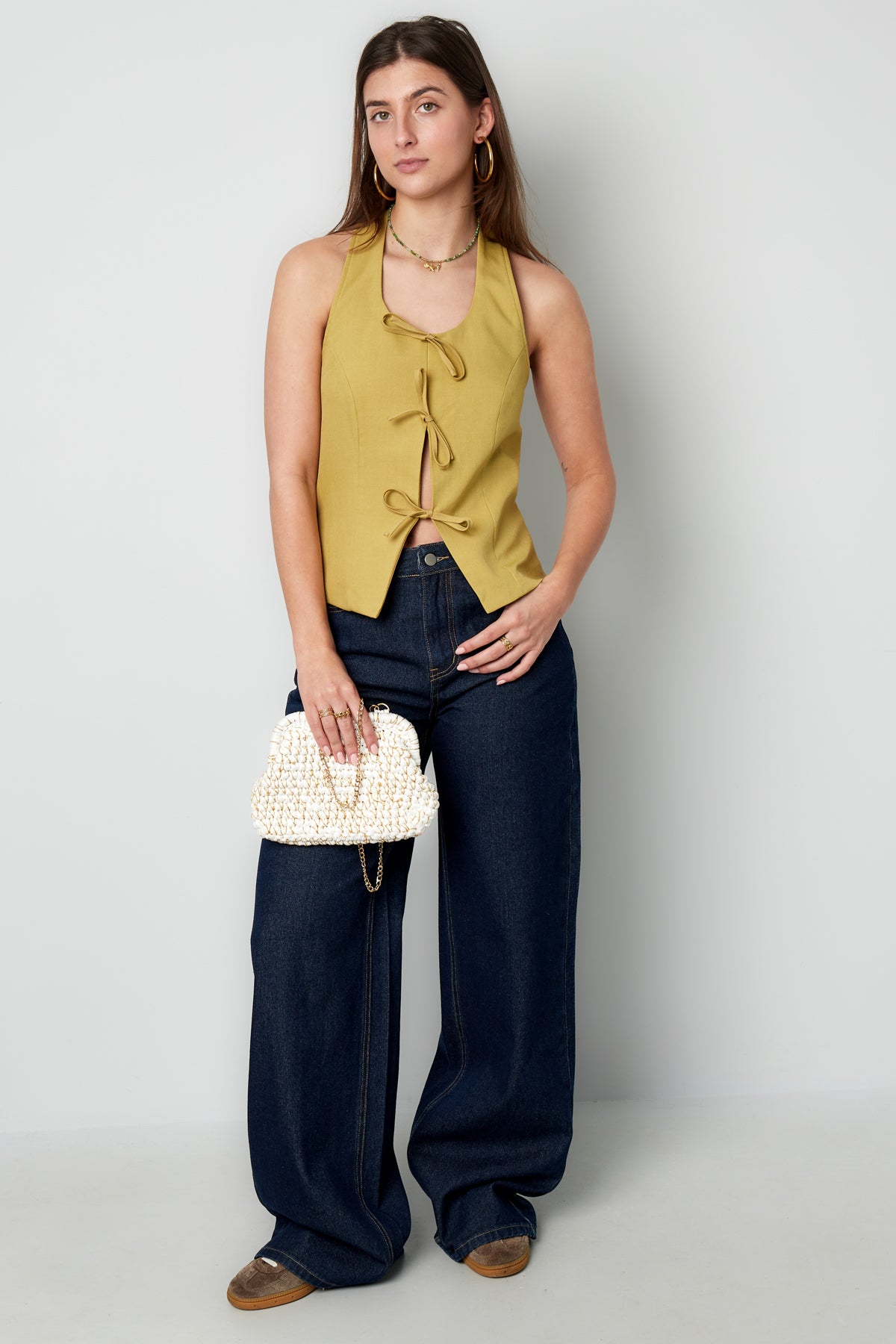 minimalistisches-aermelloses-oberteil-damen-elegant-clean-style