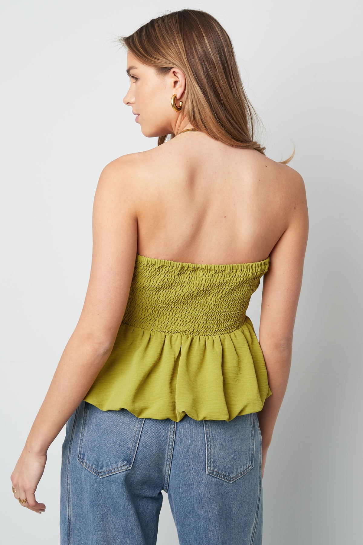 minimalistisches-damen-oberteil-traegerlos-elegant-clean-look