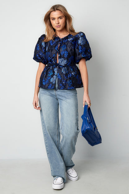 minimalistisches-kurzarm-top-damen-blumen-muster-clean-elegant