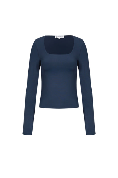 minimalistisches-nylon-oberteil-damen-modern-outfit-clean-fashion