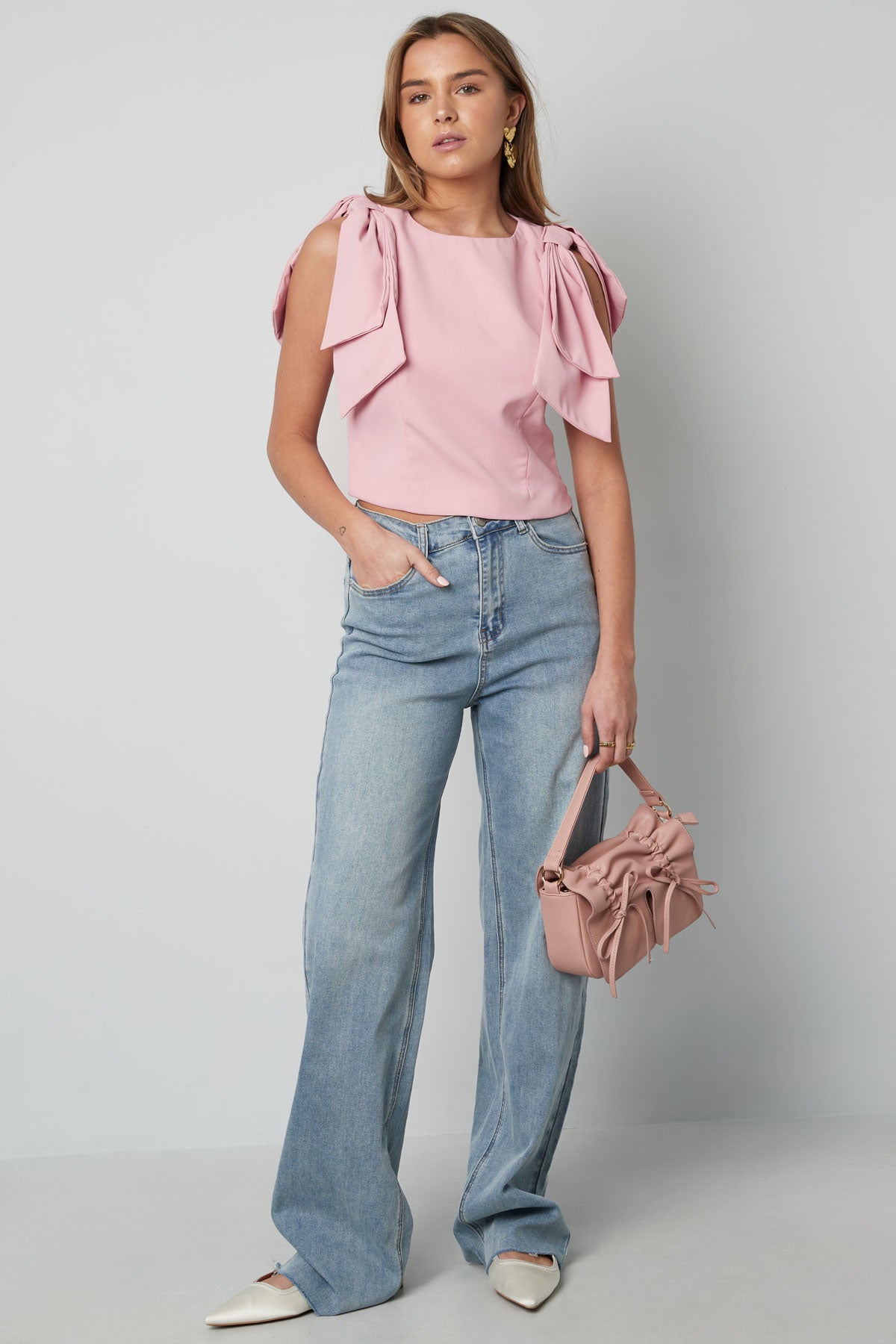minimalistisches-polyester-oberteil-damen-kurzarm-stil-clean-fashion