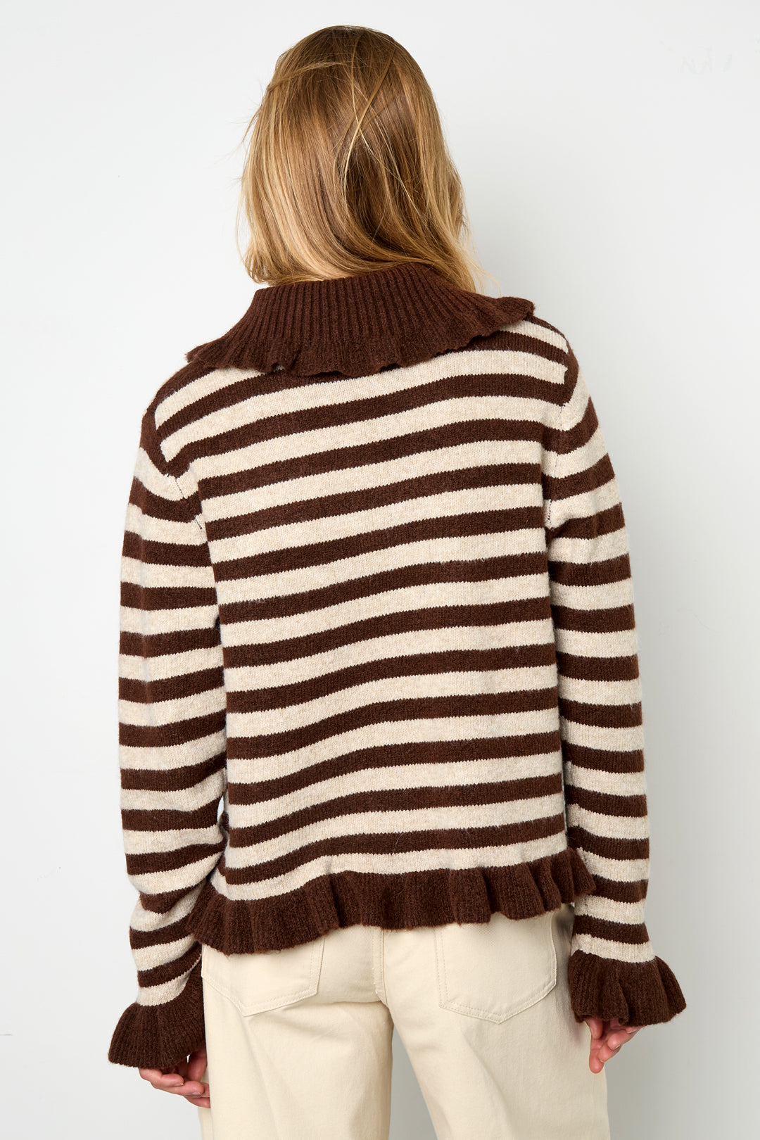 moderne-strickjacke-damen-gestreift-leicht-outfit-fashion-look