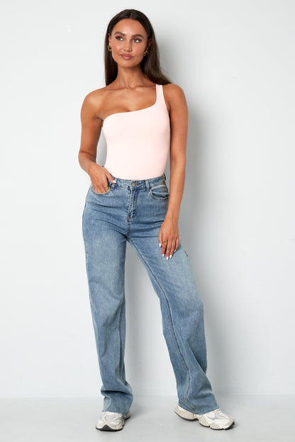 modernes-bodysuit-outfit-fuer-damen