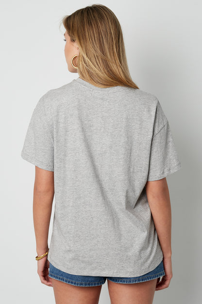 letter-print-damen-shirt-detailaufnahme