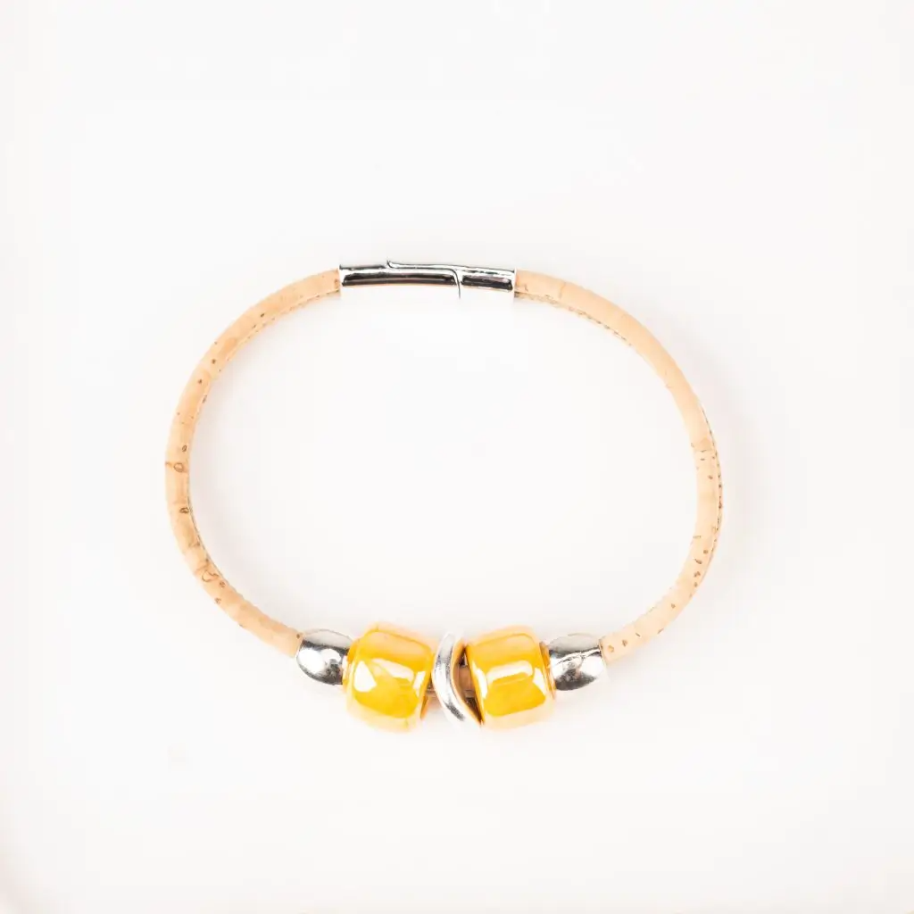 Nachhaltiges Damenarmband aus Naturkork mit orangefarbenen Keramikelementen und Silberperlen