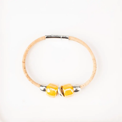 Nachhaltiges Damenarmband aus Naturkork mit orangefarbenen Keramikelementen und Silberperlen