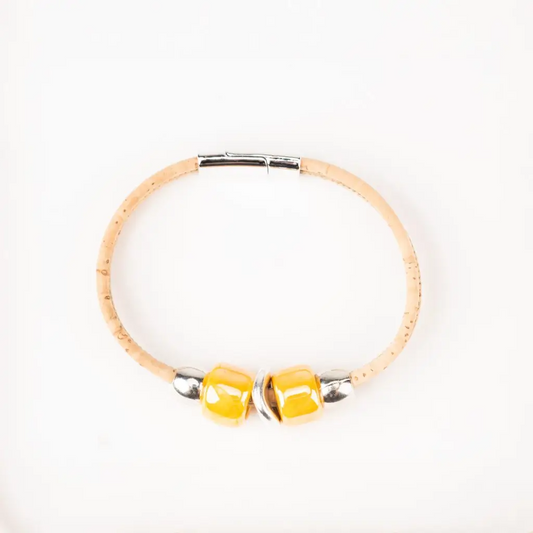 Nachhaltiges Damenarmband aus Naturkork mit orangefarbenen Keramikelementen und Silberperlen