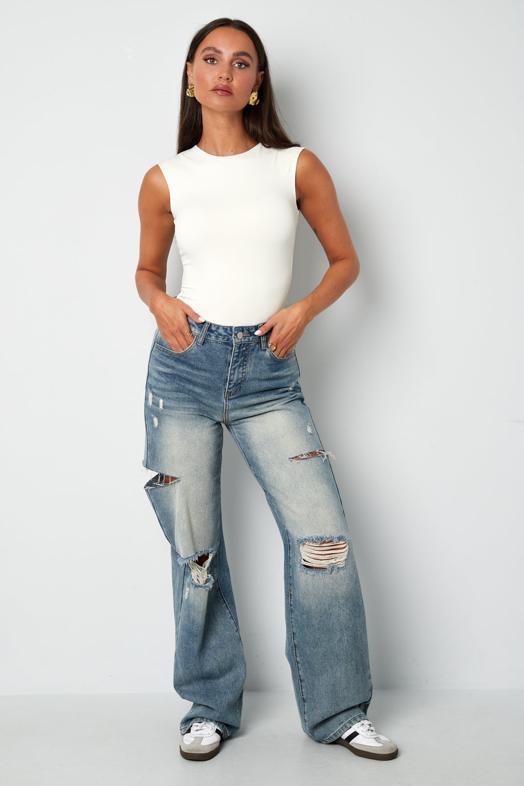 nylon-damen-bodysuit-am-model