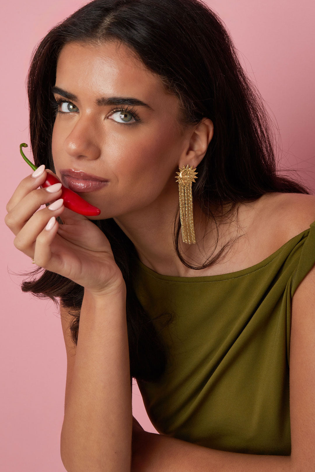 Damen trägt Edelstahl Ohrhänger mit Sonnenmotiv im minimalistischen Look
