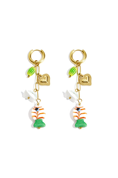 Ohrringe mit Kette und Anhängern aus Edelstahl in Goldfarbe – Vorderansicht mit Herz- und Fisch-Motiv