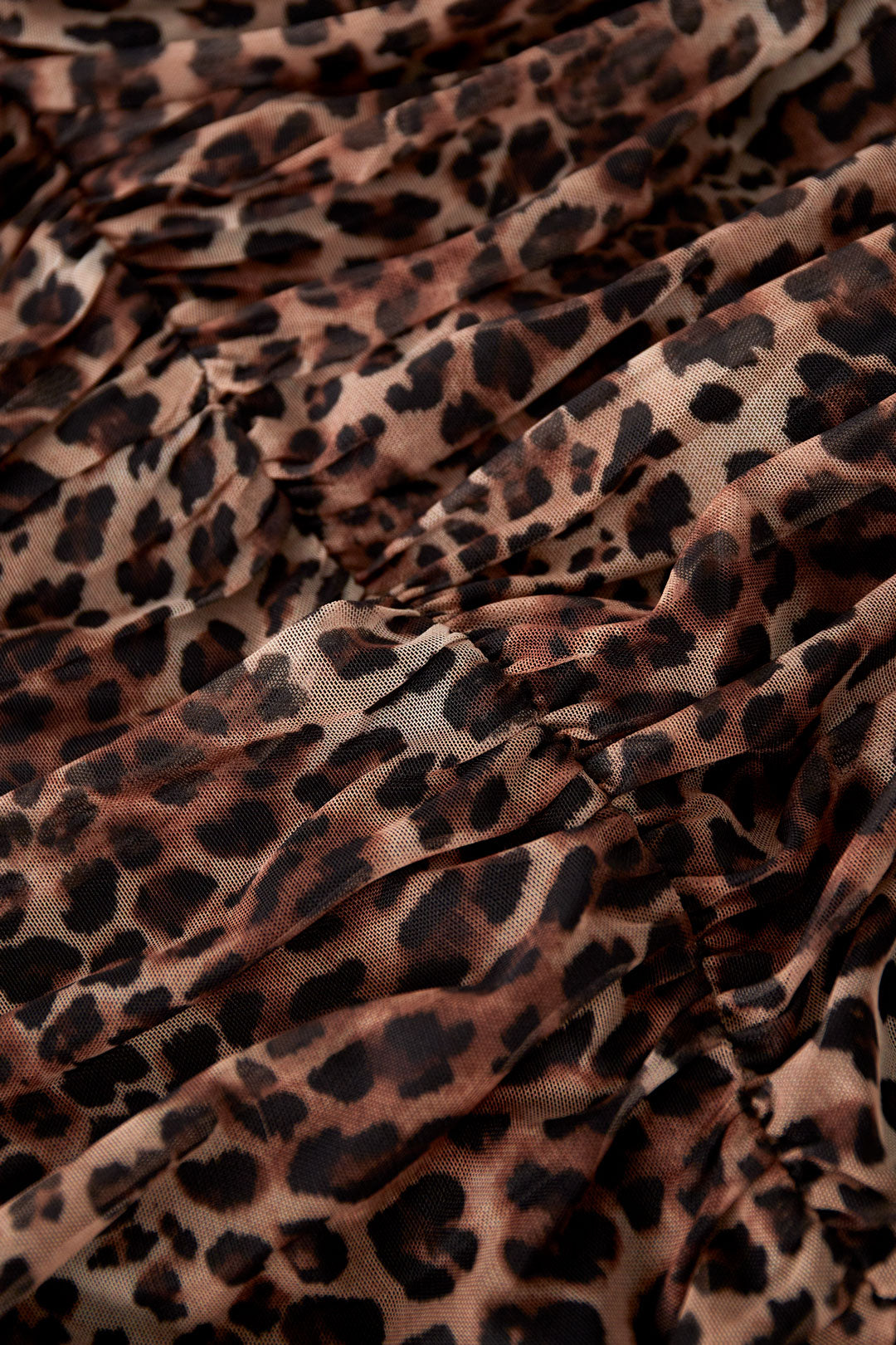 party-outfit-mit-leoparden-mini-kleid