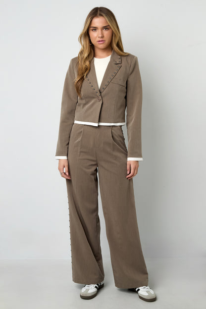gewebte-polyesterfasern-damenanzug-fashion-shot-herbst-winter-look