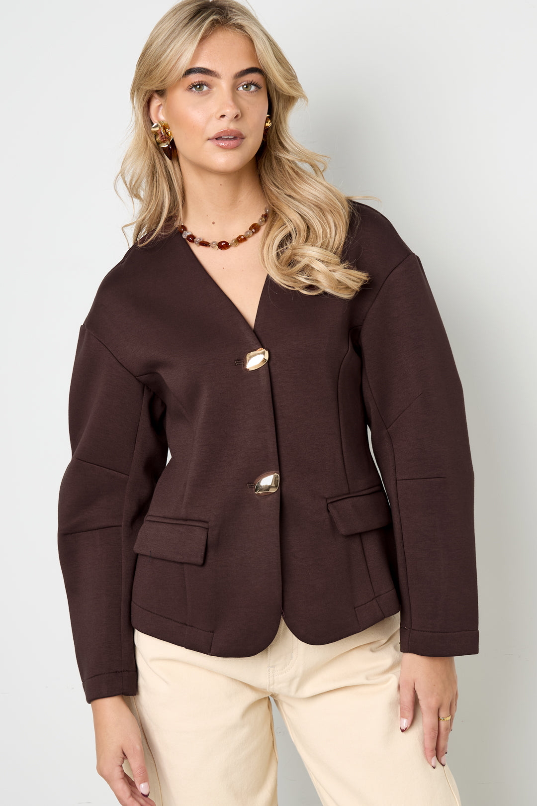 gewebte-polyesterfaser-damen-anzug-am-model-business-chic