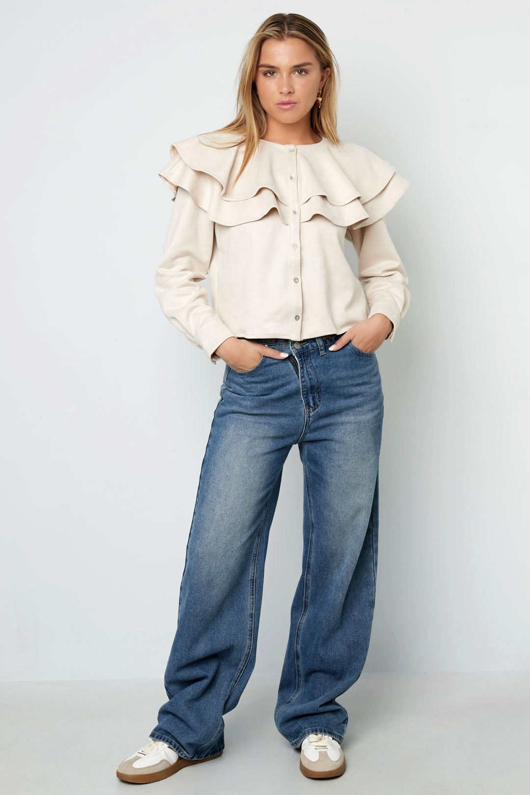 ruffle-trim-damenbluse-detailaufnahme
