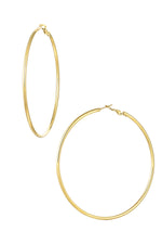 Schmale goldfarbene Creolen für Damen mit elegantem und zeitlosem Design.