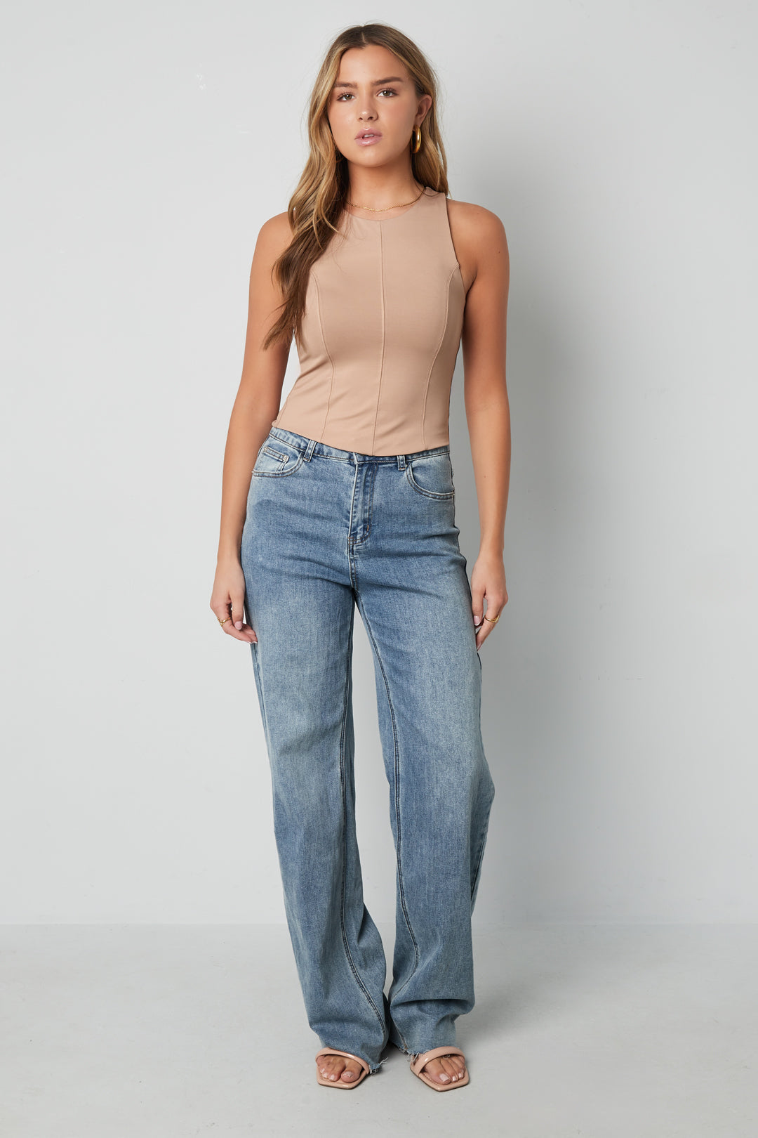 nylon-damen-oberteil-am-model-sommer-look