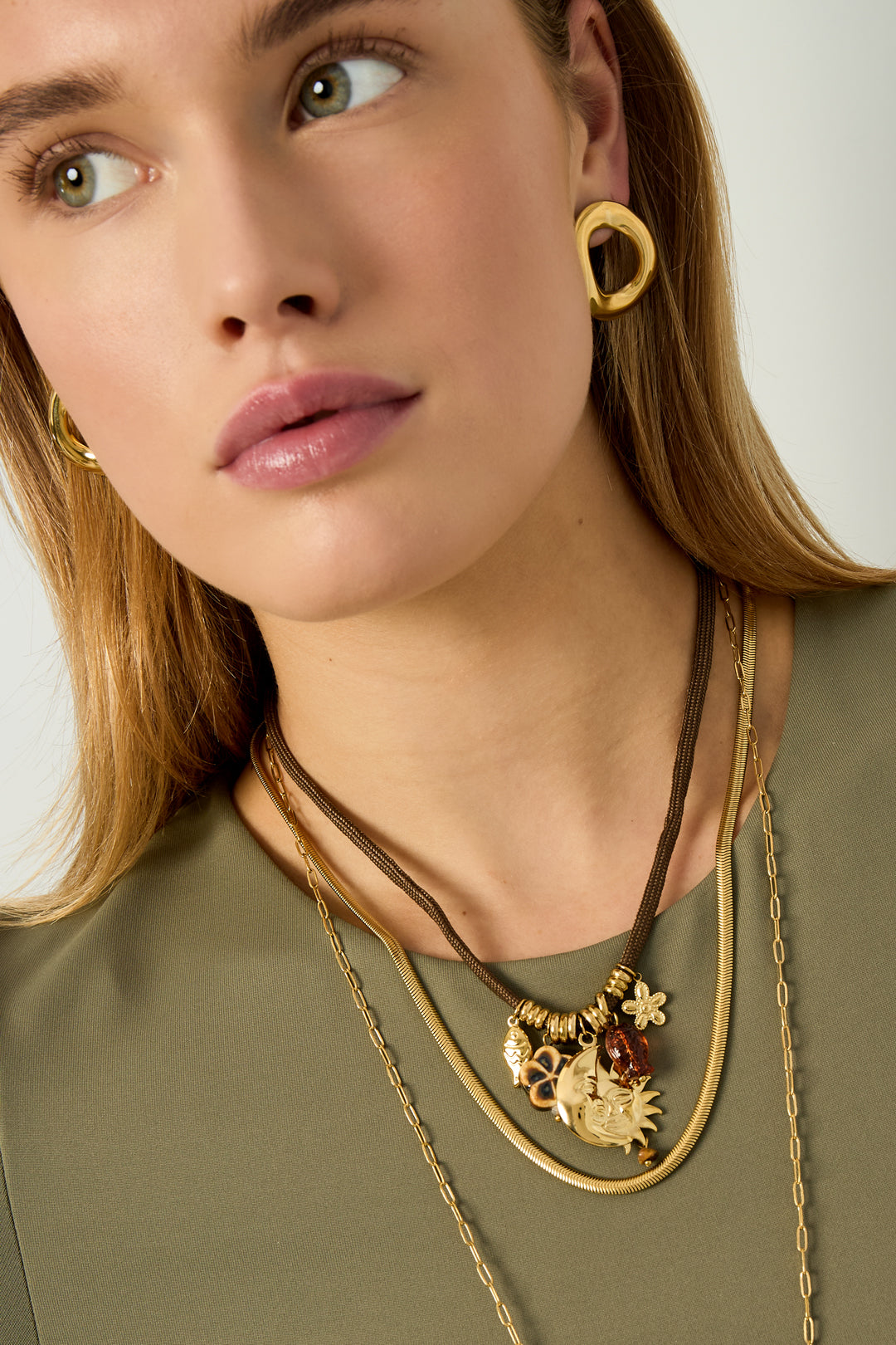 Damen trägt Sonnen Halskette mit Seil Anhänger im Boho Look