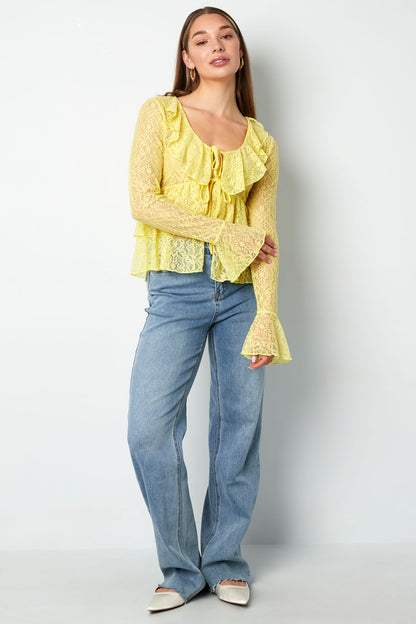 gewebte-spitze-damen-oberteil-am-model-femininer-stil