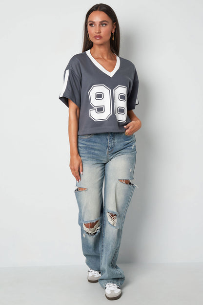 sportliches-damen-t-shirt-outfit-inspiration