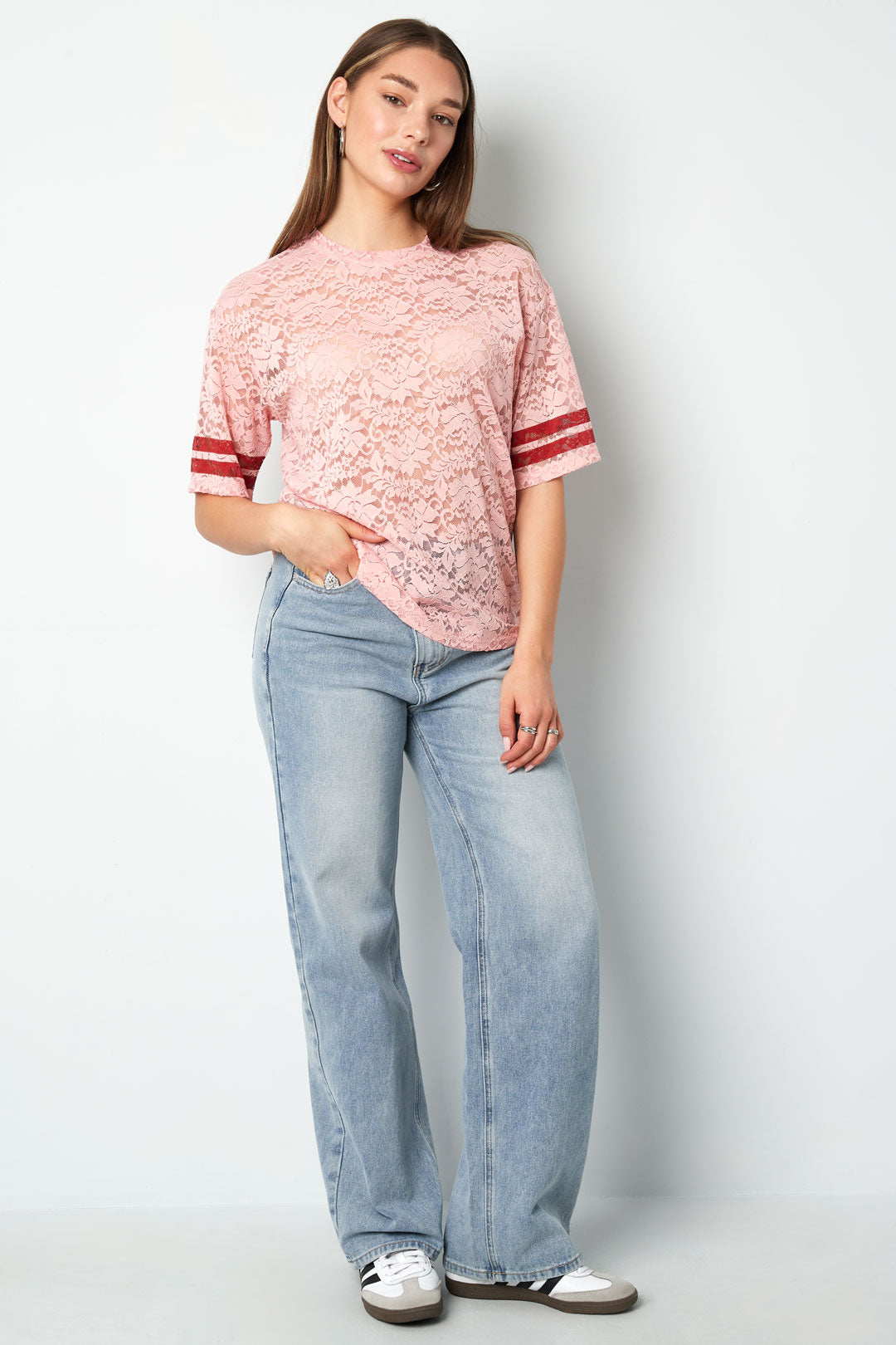 polyester-damen-sportshirt-am-model