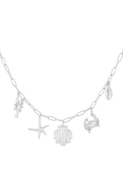 Beachy Halskette in Silberfarbe als stilvoller Schmuck für Strand und Urlaub.