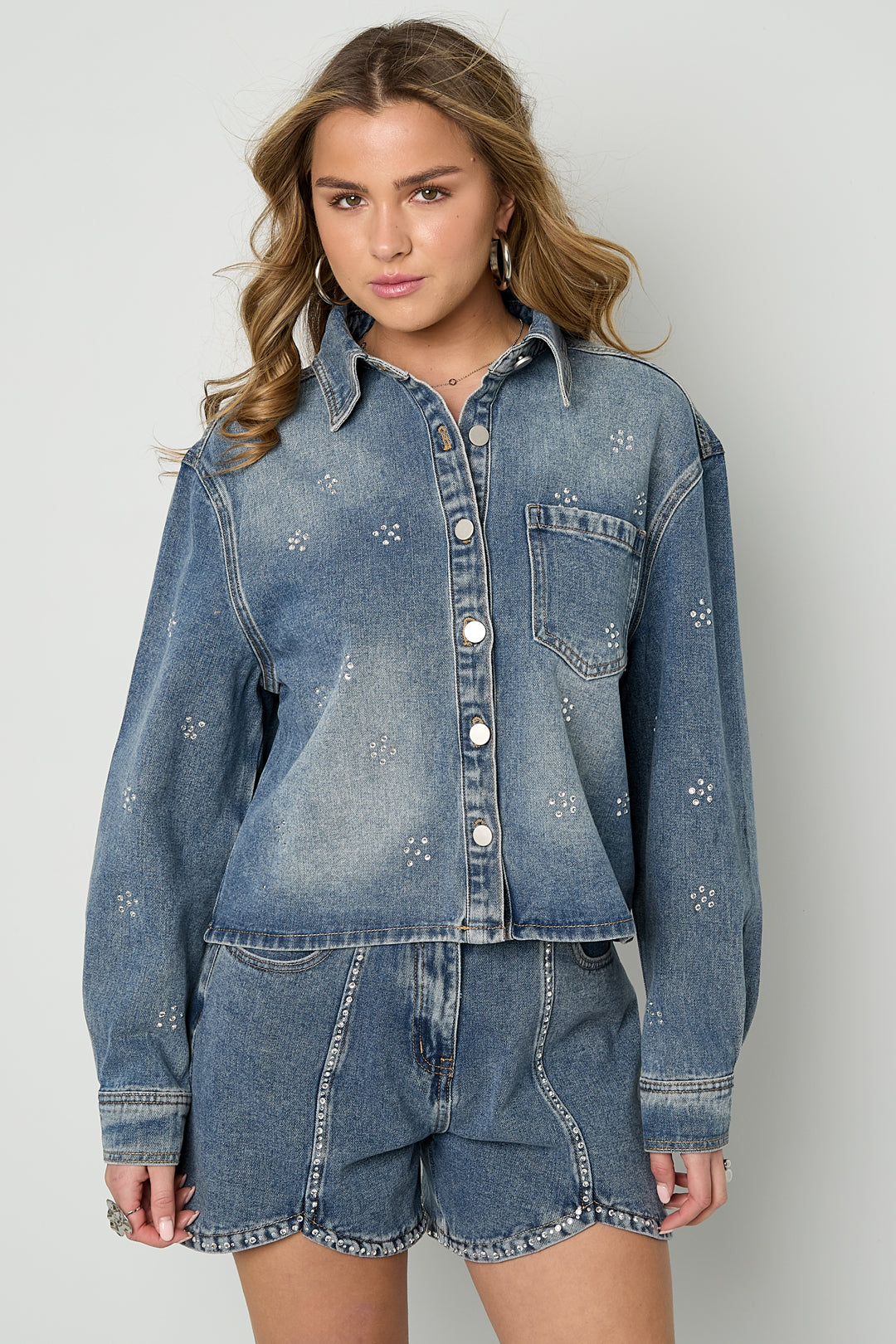 strass-jeansjacke-damen-am-model