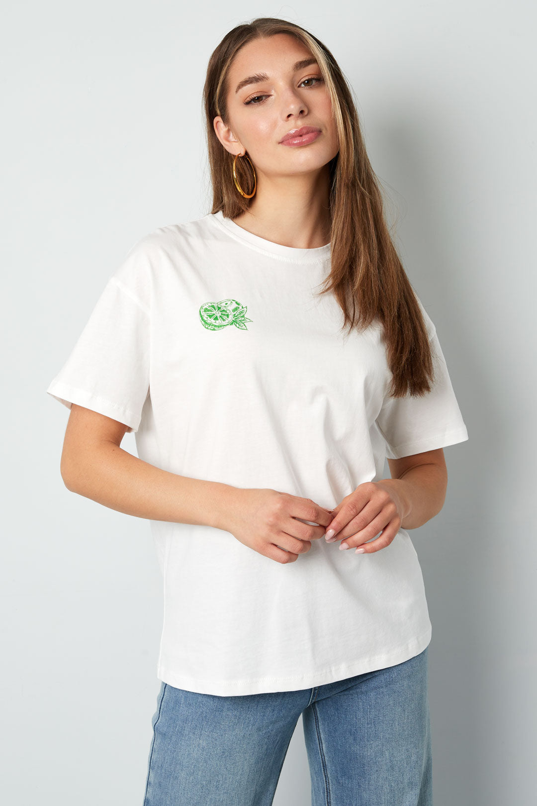 strick-damen-t-shirt-am-model-mit-botanischem-design