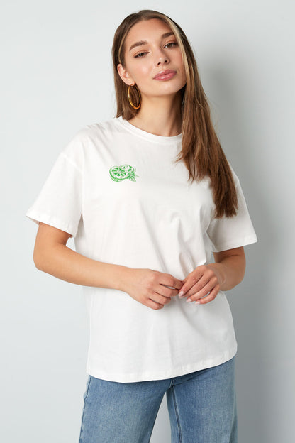 strick-damen-t-shirt-am-model-mit-botanischem-design