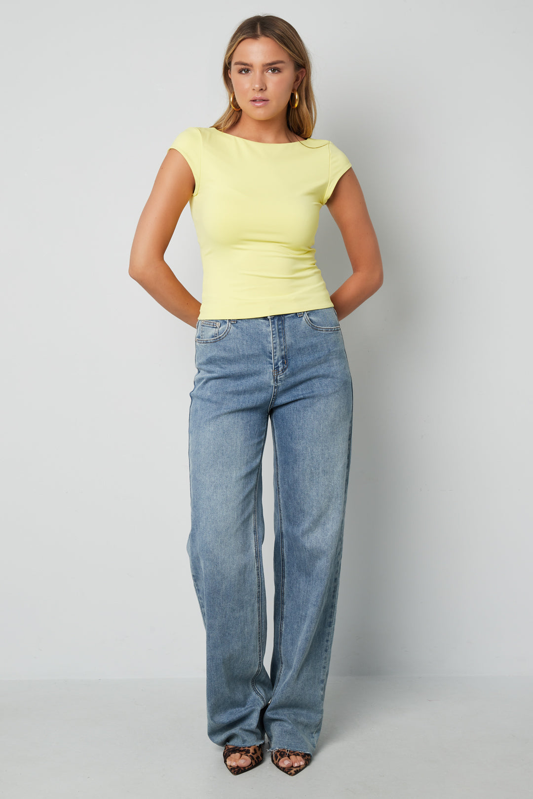 nylon-damen-t-shirt-studioaufnahme