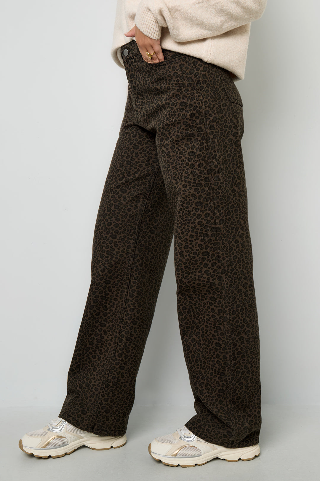 leopard-hose-studioaufnahme