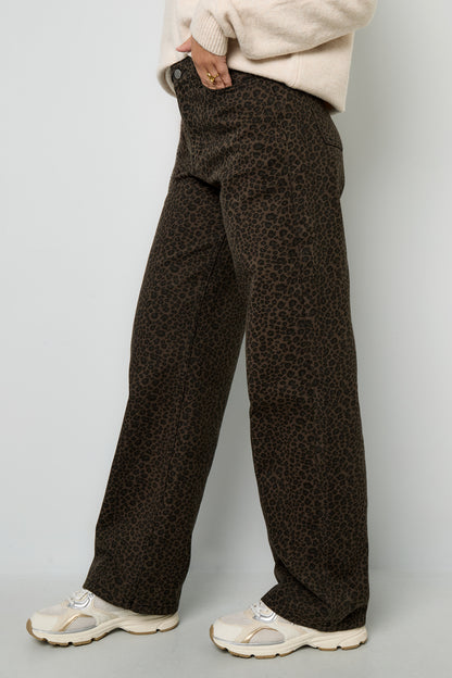 leopard-hose-studioaufnahme